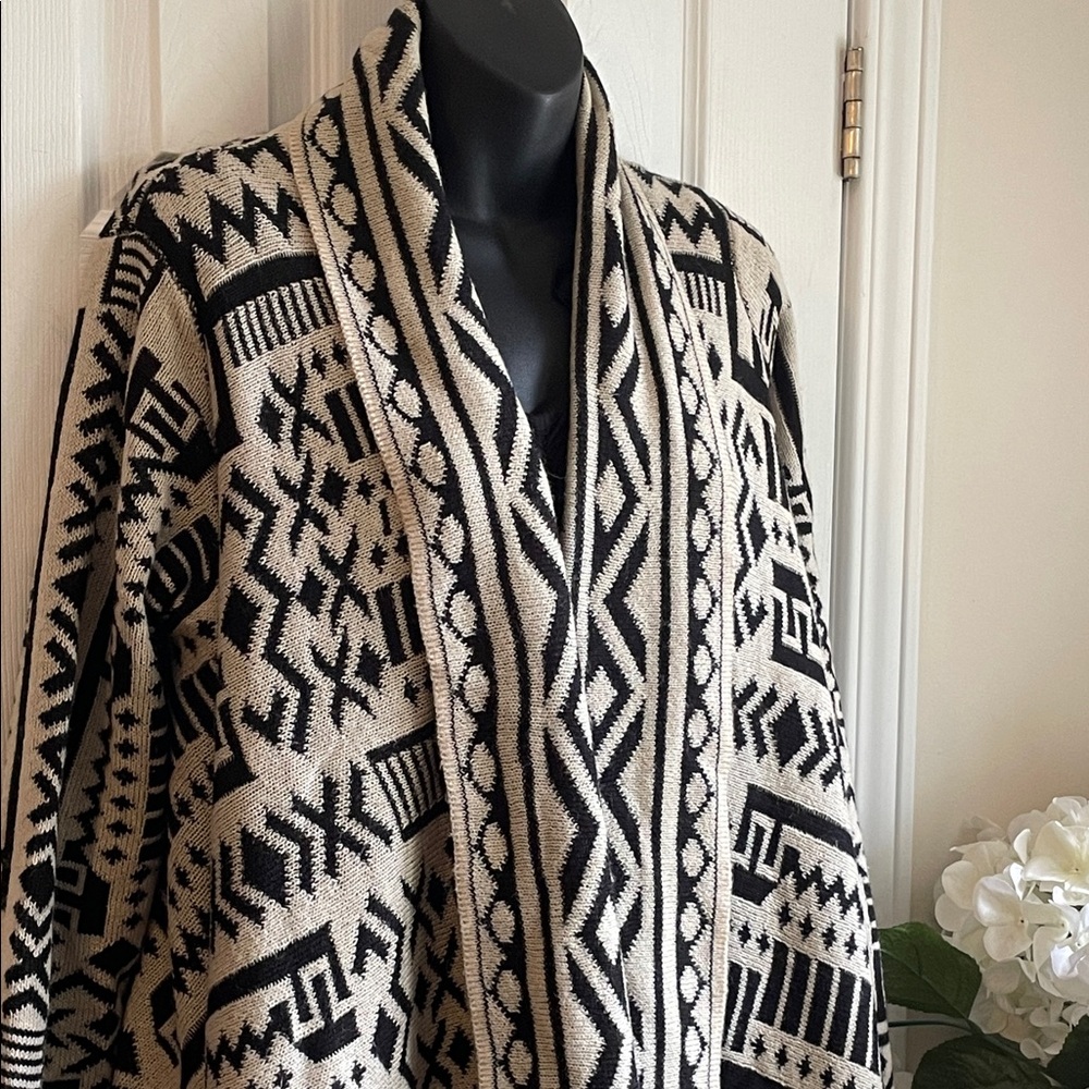Black and Cream Patterned Open-Front Women’s Sweater - Picture 3 of 9